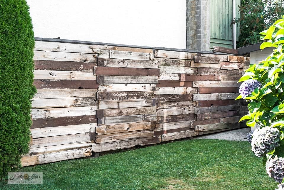 DIY Rustic Fences: Repurposed Materials & Natural Beauty